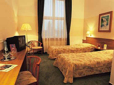 Sänger i ett rum i det bekväma hotellet Budapest Millennium i Budapest