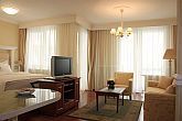 Hotellet erbjuder femstjärnig lyx och romantisk stämining - Queen’s Court Hotel & Residence 