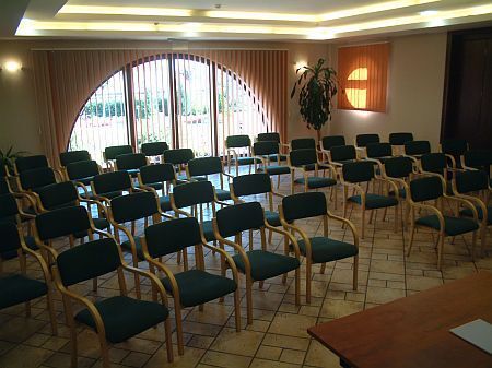Konferensrum och arrangemangrum på Hotel Airport Stacio nära flygplatsen Ferihegy