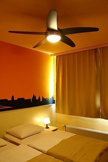 Bekvämt rum i Hotell Pest Inn i huvudstaden av Ungern, Budapest