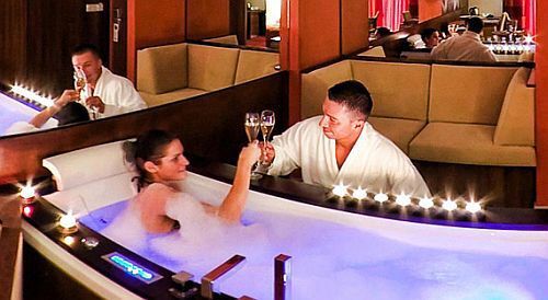 Jacuzzi hotelrum, med bröllopssvit nära till Budapest, i Visegrád i Royal Club Hotel