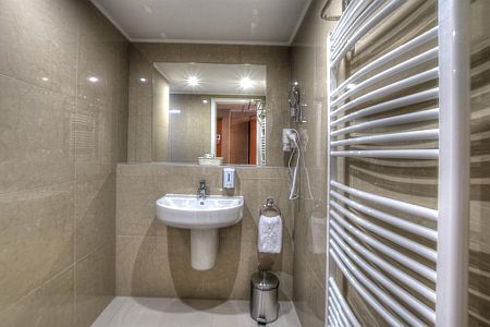 Hotel Anna Budapest - vackert nytt rent badrum i Buda
