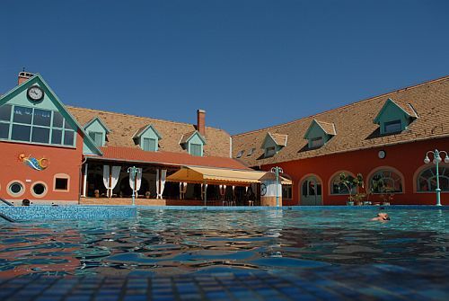 Termal Hotell Liget är trekärnig med ute bassäng i Erd nära till Budapest
