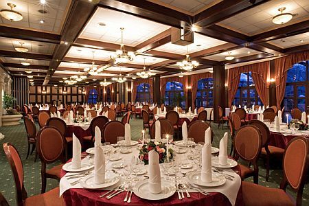 Restaurangen av Danubius Grand Hotell Margitsziget - lyxigt hotell i Budapest